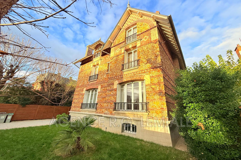 Maison - 210 m² - 8 pièces