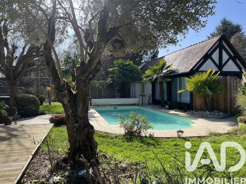 Maison - 201 m² - 9 pièces