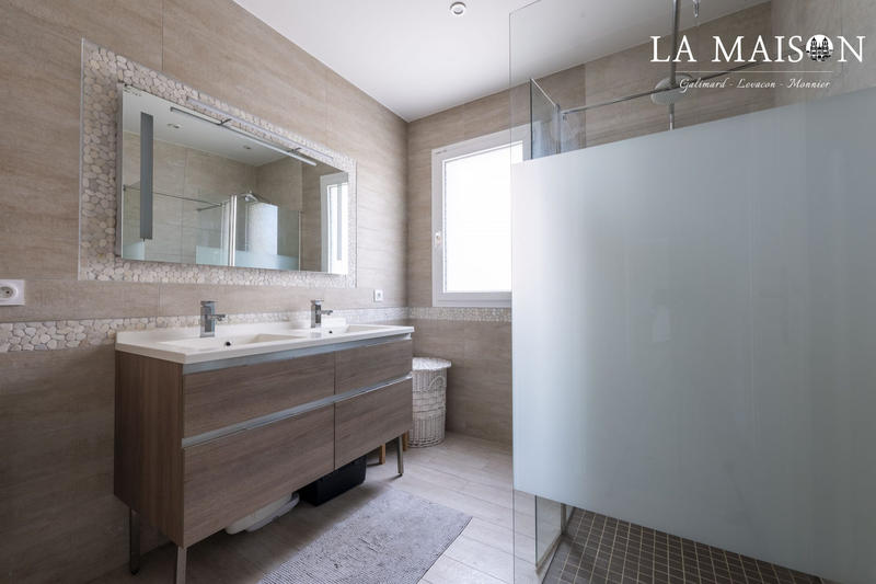 Maison traditionnelle - 160 m² - 7 pièces