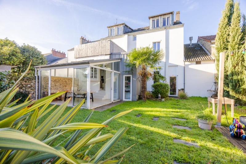 Maison - 240 m² - 10 pièces