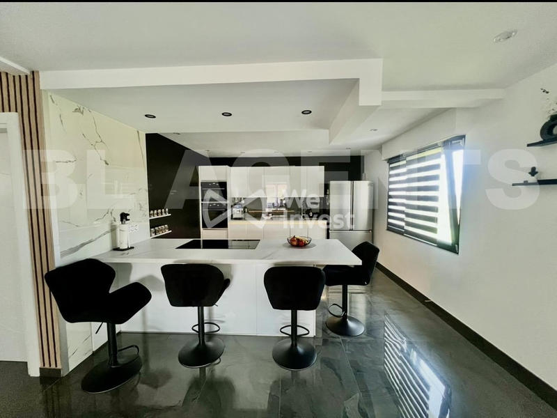 Maison - 221 m² - 7 pièces