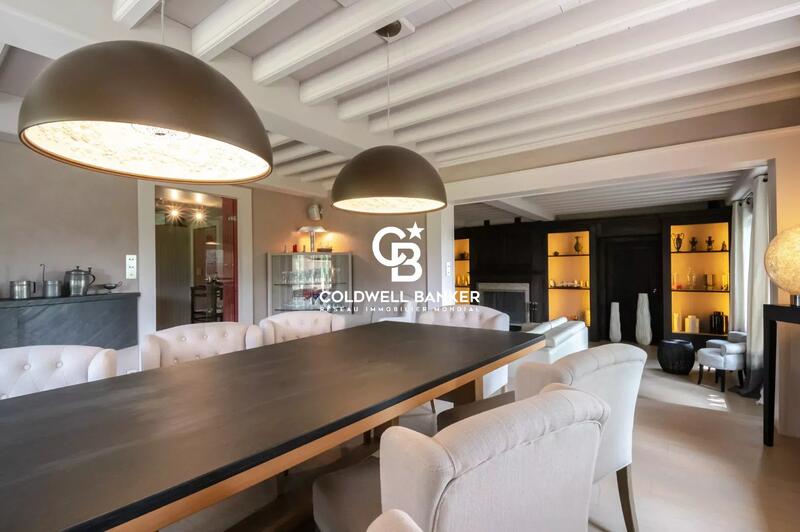 Maison - 670 m² - 10 pièces