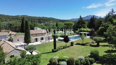 Maison - 465 m² - 11 pièces