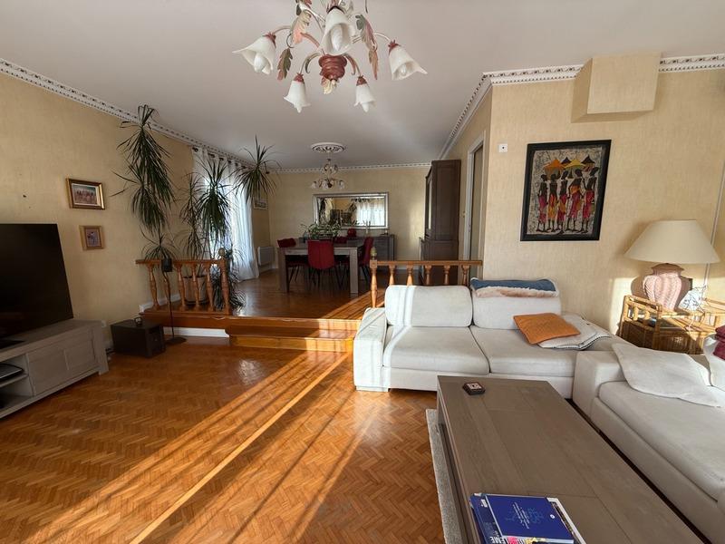 Maison - 229 m² - 8 pièces