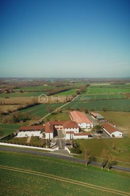 Propriété - 3 000 m² - 30 pièces