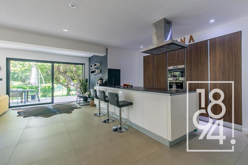 Villa - 230 m² - 6 pièces