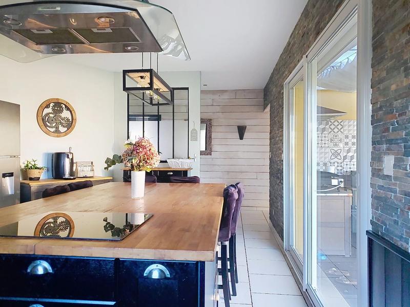 Maison - 245 m² - 10 pièces