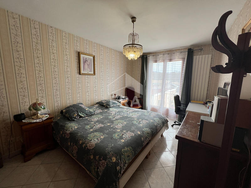 Maison - 235 m² - 8 pièces