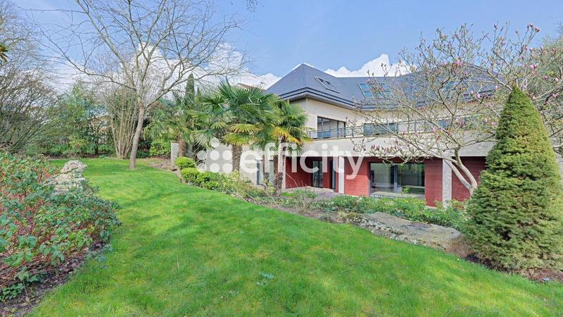 Maison - 335 m² - 9 pièces