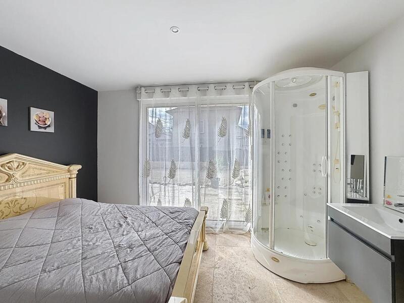 Propriété - 247 m² - 6 pièces