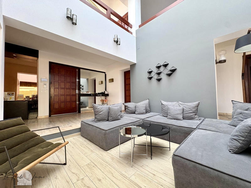 Villa - 300 m² - 7 pièces