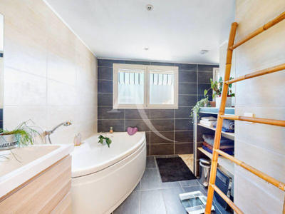 Maison - 277 m² - 9 pièces