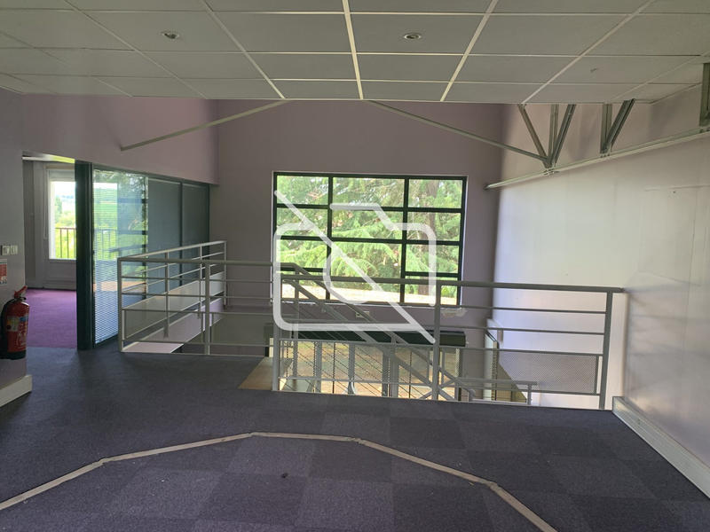 Entrepôt - 1 200 m²