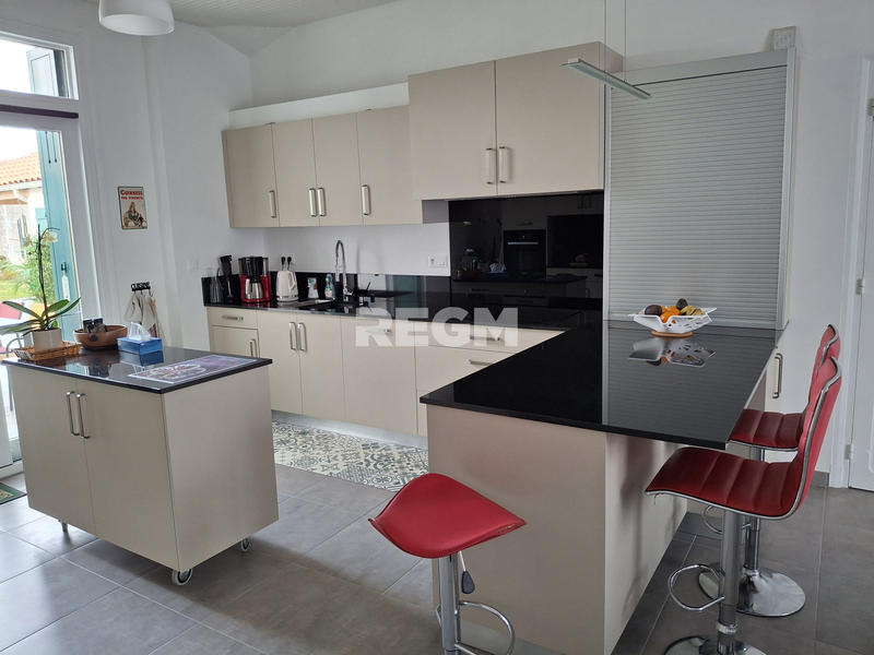 Maison - 230 m² - 9 pièces