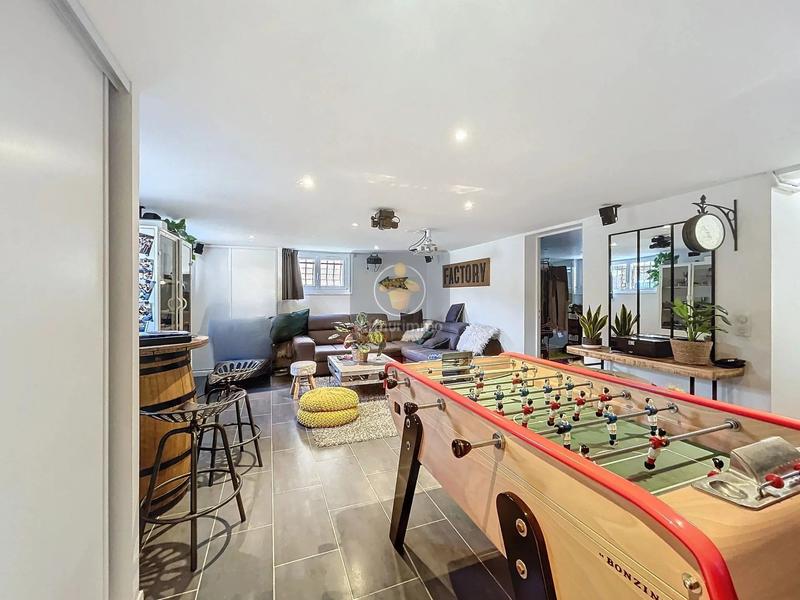 Maison - 220 m² - 7 pièces