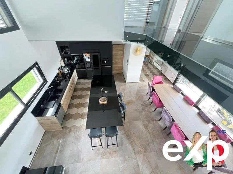 Maison - 234 m² - 7 pièces