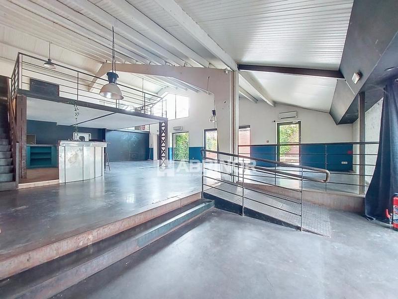 Services - 220 m² - 4 pièces