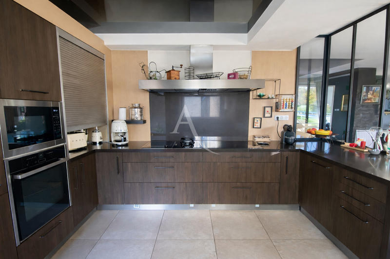 Maison - 250 m² - 7 pièces