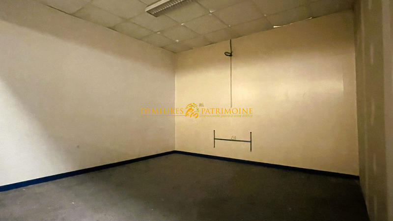 Local commercial - 1 220 m²
