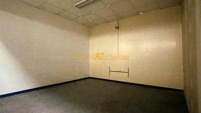 Local commercial - 1 220 m²