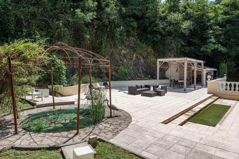 Maison - 335 m² - 8 pièces