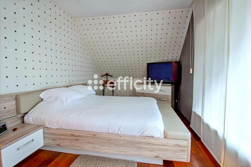 Maison - 214 m² - 8 pièces