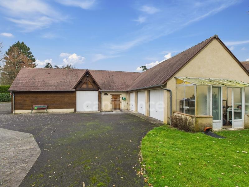 Propriété - 241 m² - 9 pièces