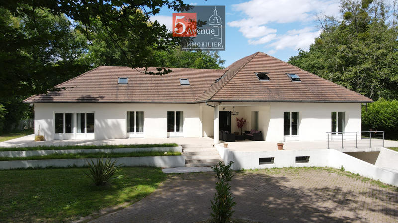 Maison - 450 m² - 9 pièces