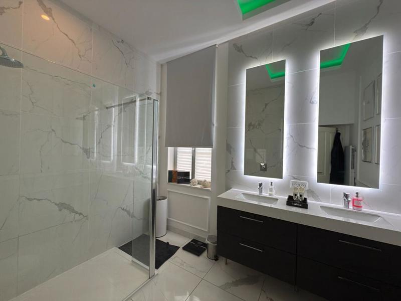 Maison - 400 m² - 12 pièces