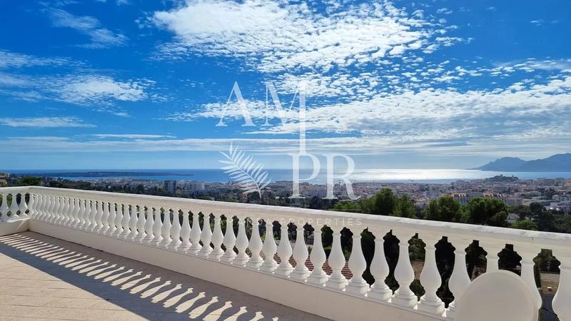 Villa - 239 m² - 6 pièces