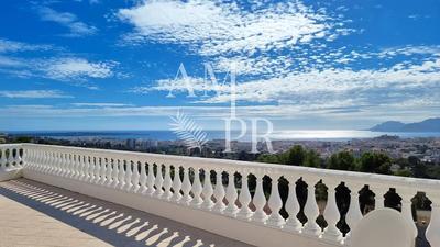 Villa - 239 m² - 6 pièces