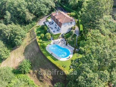 Propriété - 315 m² - 10 pièces