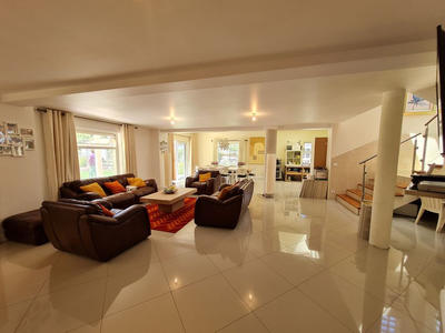 Maison - 284 m² - 8 pièces