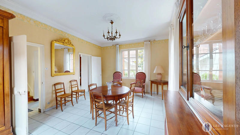 Maison - 299 m² - 8 pièces