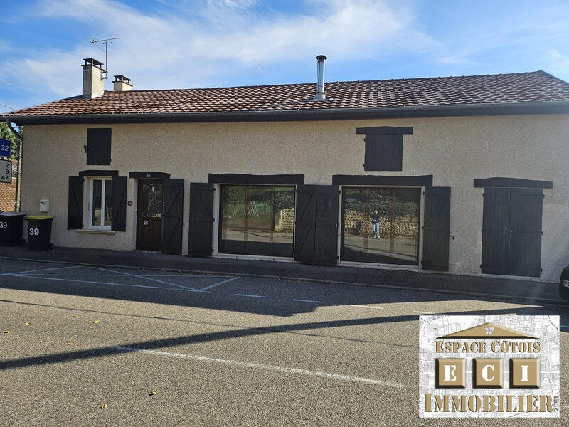 Maison traditionnelle - 240 m² - 8 pièces