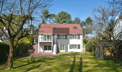 Villa - 215 m² - 8 pièces