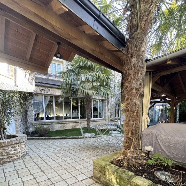 Demeure - 710 m² - 15 pièces