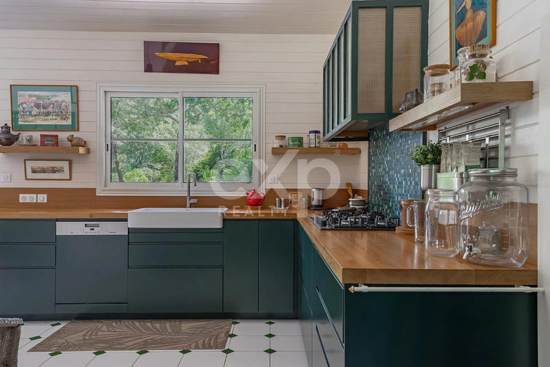 Maison - 220 m² - 8 pièces