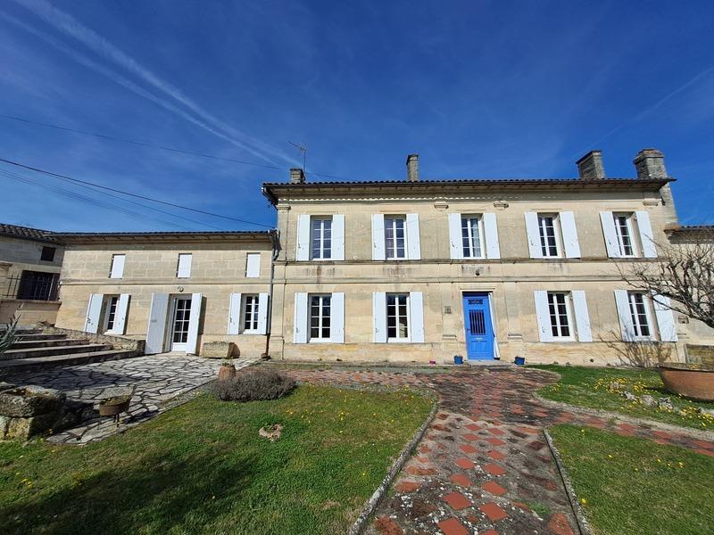 Propriété - 318 m² - 10 pièces