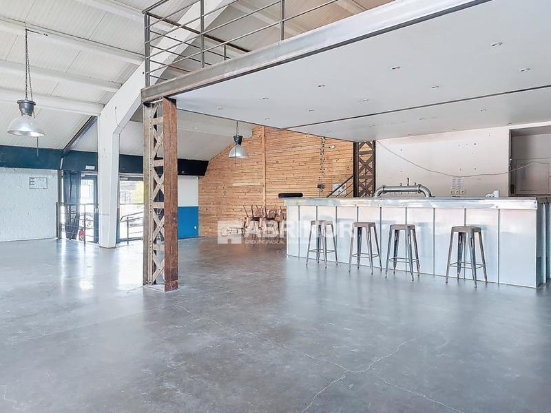 Services - 220 m² - 4 pièces