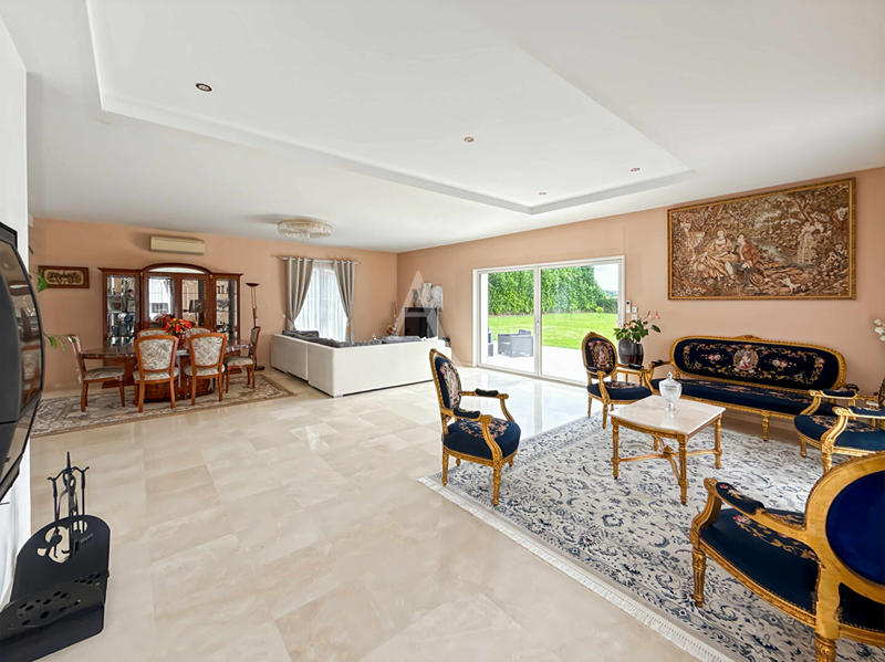 Maison - 328 m² - 8 pièces