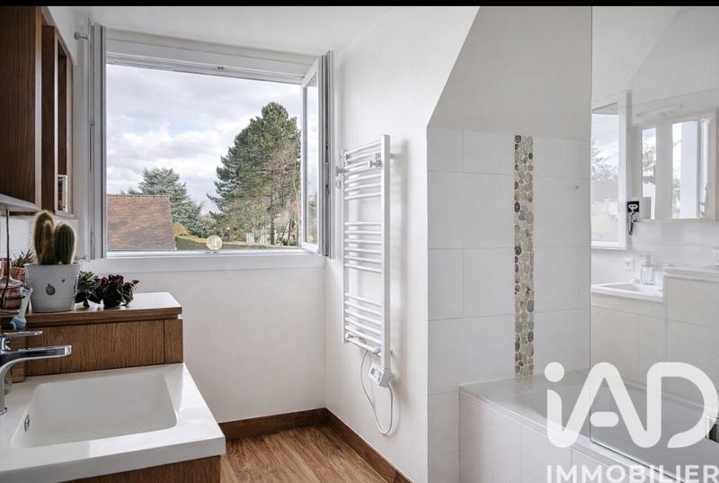 Maison - 241 m² - 9 pièces