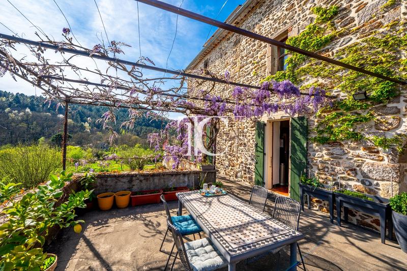 Maison - 302 m² - 8 pièces