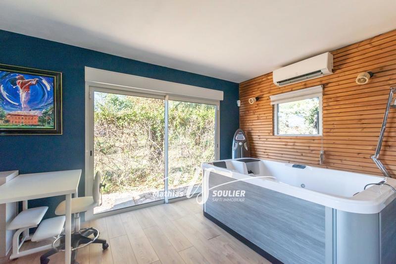 Maison - 300 m² - 8 pièces