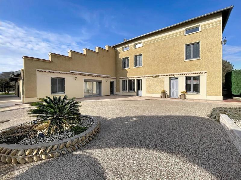 Maison - 310 m² - 11 pièces