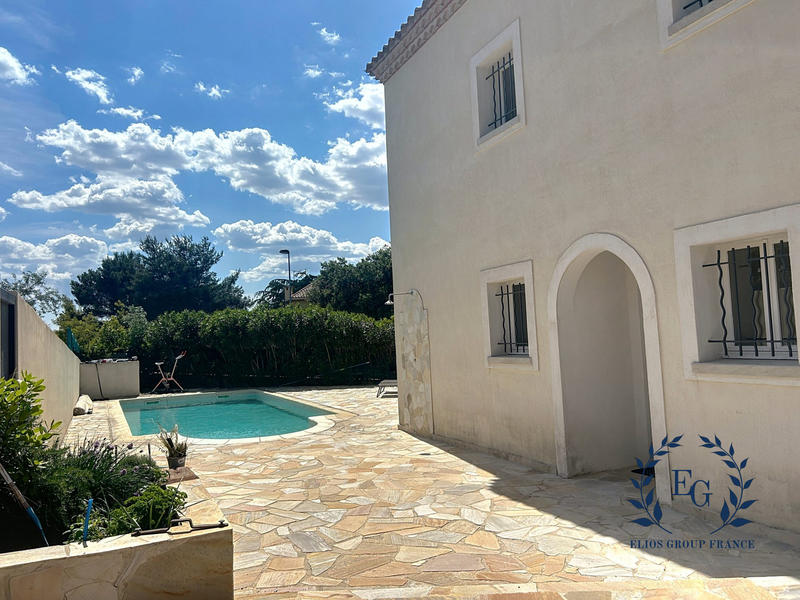 Maison traditionnelle - 272 m² - 10 pièces