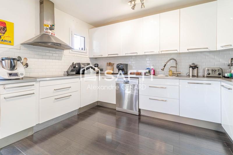 Maison - 230 m² - 8 pièces