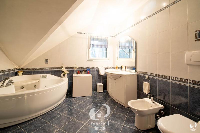 Maison traditionnelle - 274 m² - 8 pièces