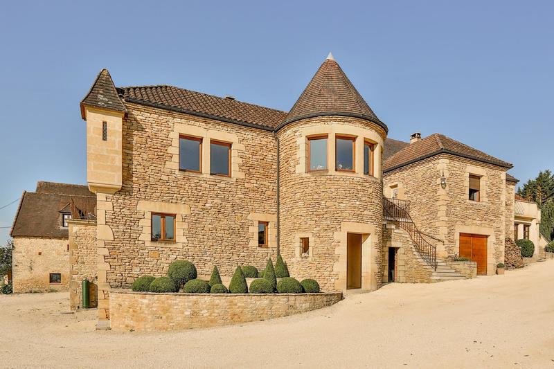 Maison - 850 m² - 30 pièces