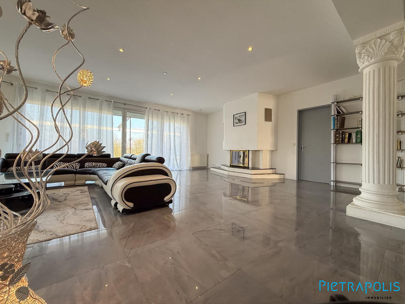 Maison - 220 m² - 7 pièces